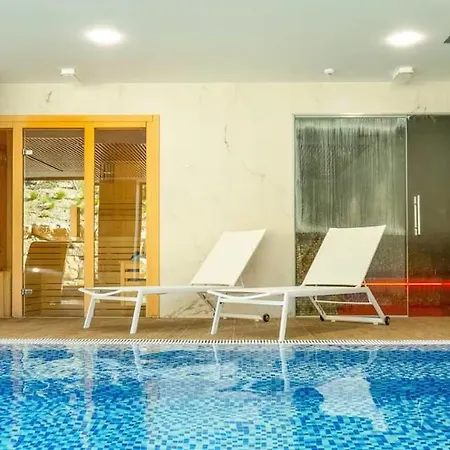 Costa Luxe Escape